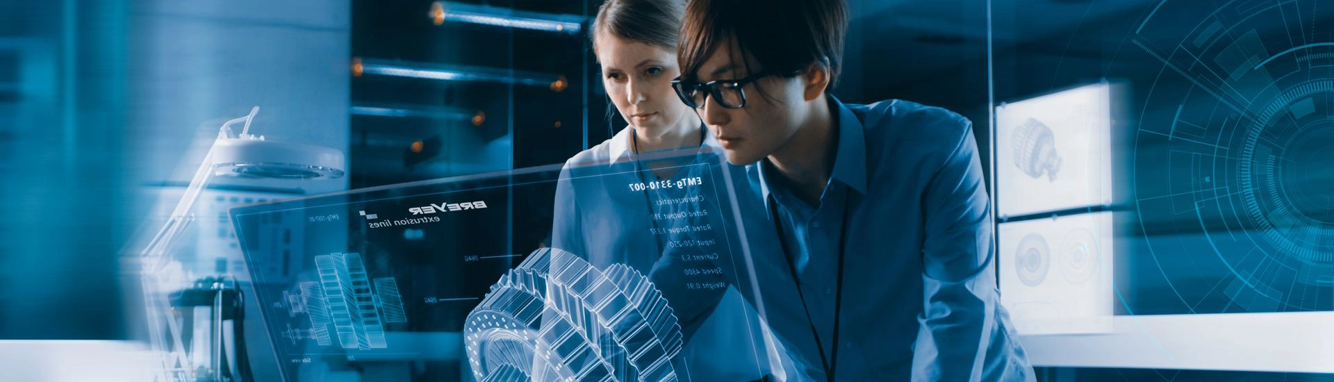 Zwei Frauen sehen sich eine Konstruktionszeichnung an einem transparenten Computermonitor an.