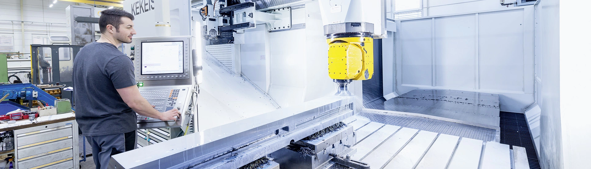Ein Operator bedient eine sehr große CNC-Bearbeitungsanlage von KEKEISEN