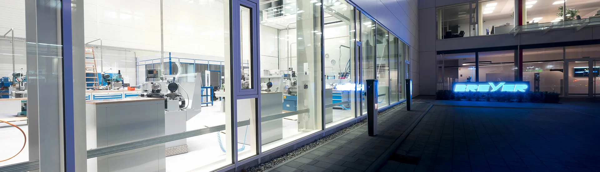 Blick in die BREYER Lehrwerkstatt von außen bei Nacht