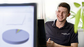 Ein Industriekaufmann am PC