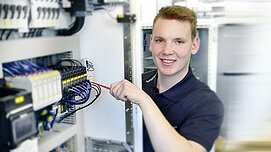 Ein Elektroniker von einem Verteilerkasten