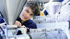 Ein Industriemechaniker an einer Maschine